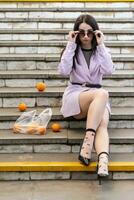 mode Söt kvinna modell med frukt apelsiner foto