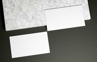 företag kort på marmor och svart bakgrund foto