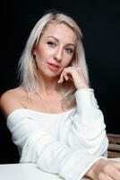 porträtt av en skön ung attraktiv kvinna i en vit Tröja foto
