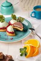 tartlets med orange Confitering och choklad mousse i vanilj glasyr foto