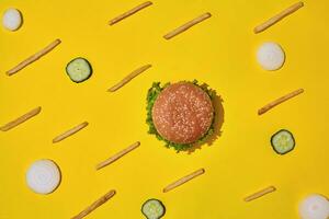 design begrepp av attrapp burger och franska frites uppsättning på gul bakgrund. foto