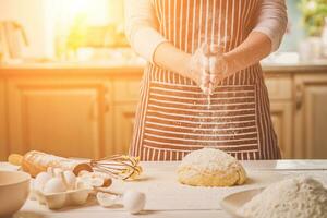 kvinna slag hans händer ovan deg närbild. bagare efterbehandling hans bageri, skaka mjöl från hans händer, fri Plats för text. foto