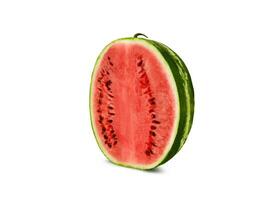 halv av grön, randig vattenmelon isolerat på vit med kopia Plats för text, bilder. tvärsnitt. bär med rosa kött, svart frön. närbild. foto