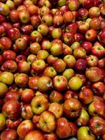 röd äpplen på de disken av en matvaror Lagra, närbild foto