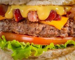 ost burger - amerikan ost burger med bacon, tomat och sallad foto