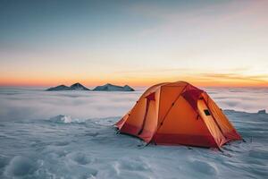 tält höjde på isig topp på skymning bakgrund med tömma Plats för text foto