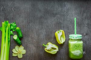 grön vegetabiliska smoothie med selleri, ingefära och gurka foto