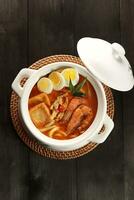 curry laksa som är en populär traditionell kryddad nudel eller udon soppa från de kultur i malaysia foto