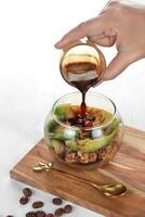 avokado juice med Lagt till handflatan socker foto