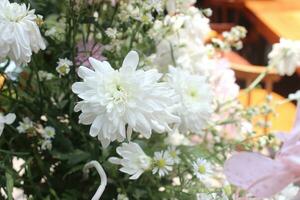 de bröllop ceremoni i de öppen luft av färsk blommor, med ljus. mild och skön bröllop dekor för nygifta foto
