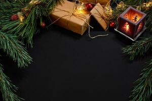 jul. xmas leksaker och gran gren på svart bakgrund topp se. Plats för text foto