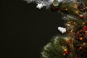 jul, jul träd, färgad dekor, stjärnor, bollar på svart bakgrund foto