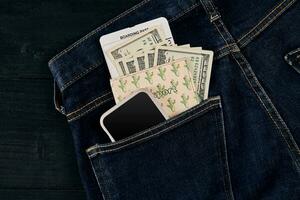 dollar, smart och plan biljett i din ficka jeans. foto