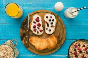 frukost av franska rostat bröd med färsk bär foto