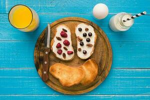 frukost av franska rostat bröd med färsk bär foto