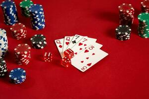 poker kort och hasardspel pommes frites på röd bakgrund foto