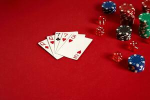 poker kort och hasardspel pommes frites på röd bakgrund foto