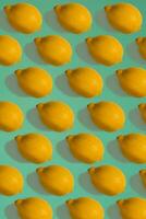 citron- mönster isolerat på blå bakgrund. platt lägga foto