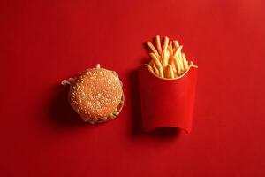 begrepp av falsk upp burger och franska frites på röd bakgrund. kopia Plats för text och logotyp. foto