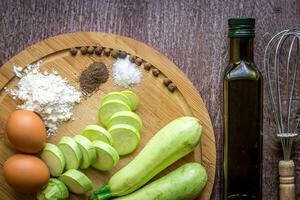 friska äter, vegetarian mat. rå zucchini beredd för fräsning i en fräsning panorera med kryddor i oliv olja foto