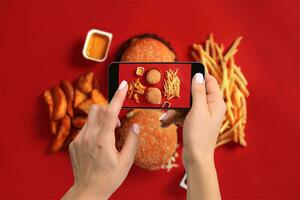 en ung kvinna tar Foto av mat på smartphone, fotografering måltid med mobil kamera