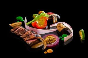 skivad kött med färsk örter, grönsaker och kryddor på svart bakgrund, topp se foto