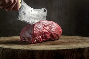 saftig rå nötkött biff på trä- tabell foto