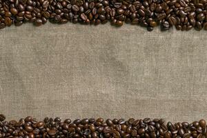kaffe bönor på säckväv bakgrund. foto