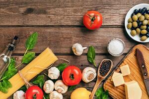 italiensk mat bakgrund med pasta, kryddor och grönsaker. topp se, kopia Plats. foto