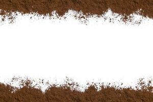 vit bakgrund med jord kaffe på Nedan och ovan foto