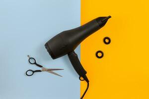 styling hår med sax, torktumlare och verktyg i frisör på blå och gul papper bakgrund topp se mock-up foto