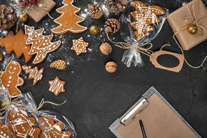 jul bakgrund med pepparkaka småkakor och hantverk ark av papper. kopia Plats. foto
