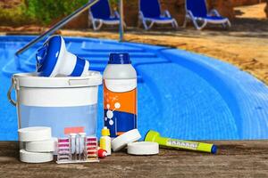 Utrustning med kemisk rengöring Produkter och verktyg för de underhåll av de simning slå samman. foto