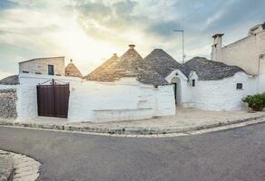 skön stad av alberobello med trulli hus bland grön växter och blommor, apulia område, sydlig Italien. foto