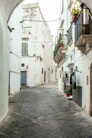 se av de gammal stad av martina franca med en skön hus målad i vit. foto