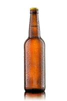 flaska av öl med droppar på vit bakgrund. foto