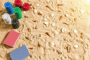 beachpoker. pommes frites och kort på de sand med snäckskal. topp se foto