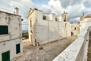 underbar arkitektur av de gammal stad ostuni, bari, Italien. foto