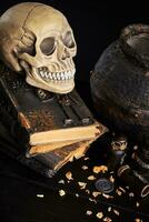 realistisk modell av en mänsklig skalle med tänder på en trä- mörk tabell, svart bakgrund. medicinsk vetenskap eller halloween Skräck begrepp. närbild skott. foto