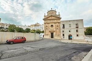 underbar arkitektur av de gammal stad ostuni, bari, Italien. foto