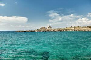 hisnande naturlig landskap och havet av Puglia, Italien. foto