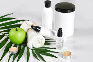 naturlig spa skönhet behandling rensning Produkter med äpple på vit bakgrund. foto