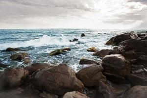 stenar på stranden tvättade av vågor foto