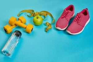 sneakers, centimeter, grön äpple, vikt förlust, löpning, friska äter, friska livsstil begrepp foto