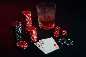 kort av poker spelare. på de tabell är pommes frites och en glas av cocktail med whisky. kort - ess och kung foto