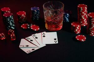 kort av poker spelare. på de tabell är pommes frites och en glas av cocktail med whisky. kombination av kort - kunglig spola foto