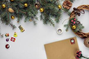 glad jul kort och kuvert. jul dekoration bakgrund. platt lägga, topp se. foto
