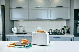 varm morgon- i en vit kök med färsk rostat bröd foto