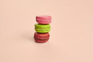 färgad macaron eller biskvi, ljuv marängbaserad konfekt på rosa bakgrund. närbild, kopia Plats. foto