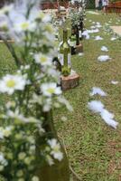 bröllop händelse med blommor som dekoration och grön flaskor som dekoration foto